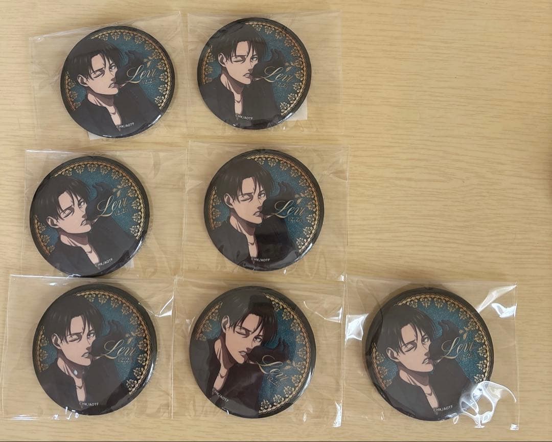 進撃の巨人 リヴァイ カラオケの鉄人 カラ鉄 コラボ 缶バッジ 黒スーツ 7個