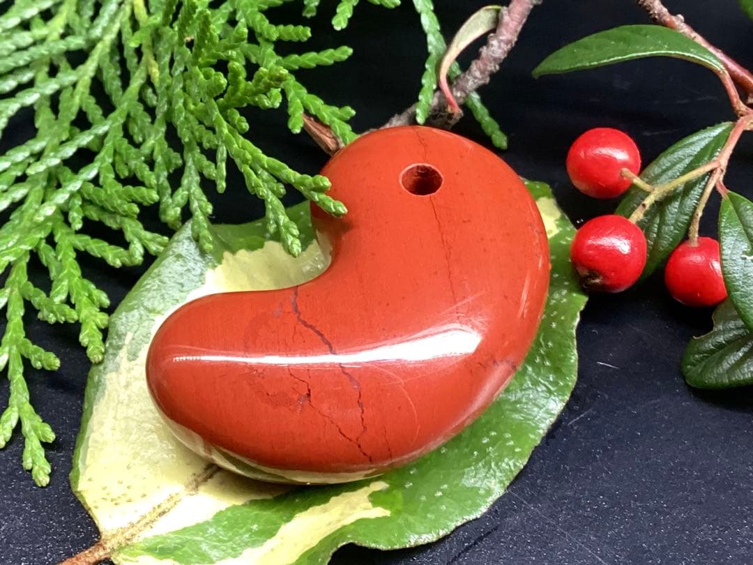 極上日本三大銘石‼️佐渡赤石勾玉 強力パワー黒線入り日本一美麗な赤