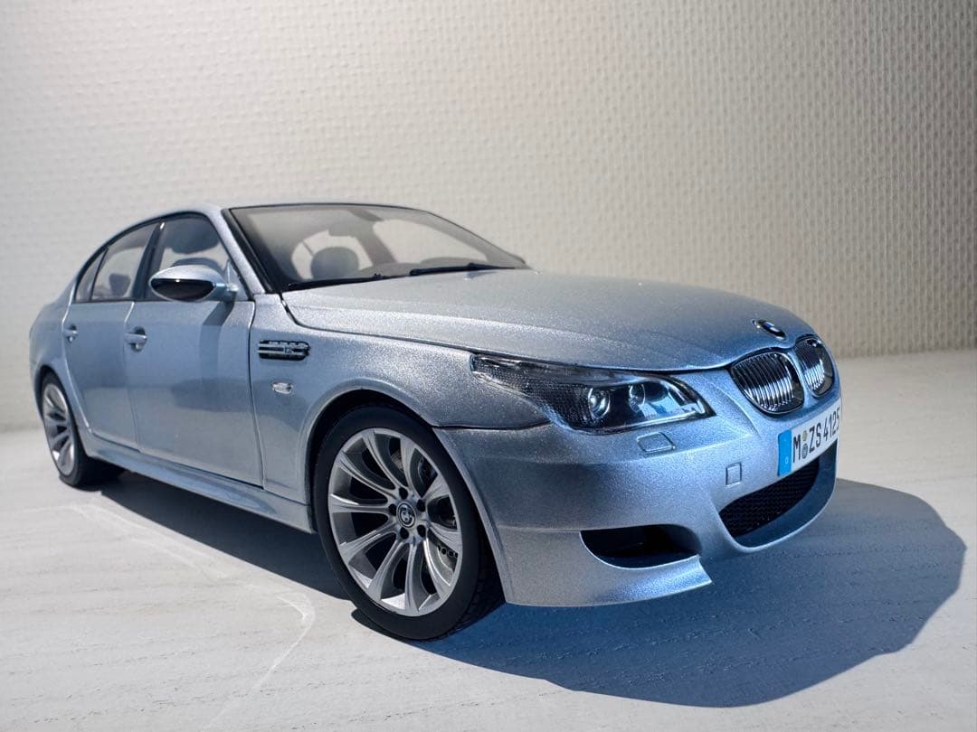 BMW M5 ミニカー 1/18 シルバー