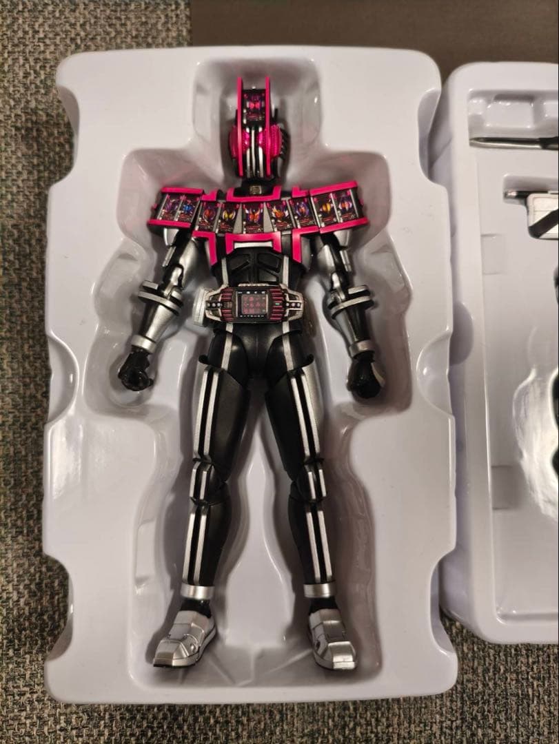 S.H.Figuarts真骨彫製法 仮面ライダーディケイド コンプリートフォーム