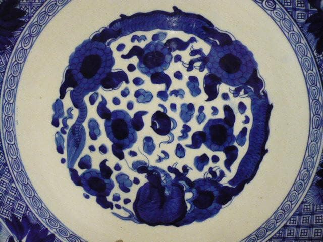 伊万里 格子 蝶 花 ベロ藍 大皿 B31374 古伊万里 工芸品古伊万里染付