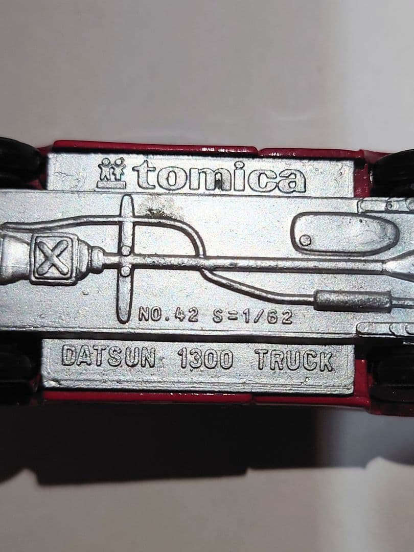 香港トミカ ダットサン レッド トミカミニカー 黒箱 42