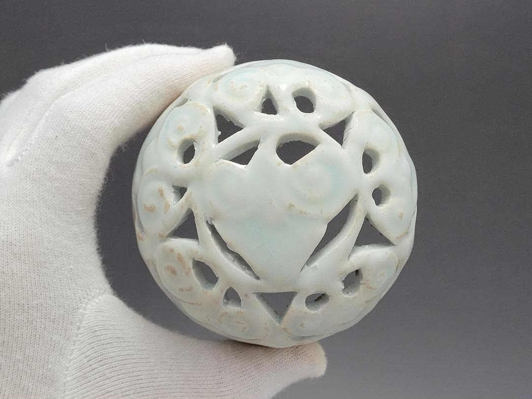 青白釉 陽透刻紋 蓋香炉 宋元時代 高さ約9.9cm