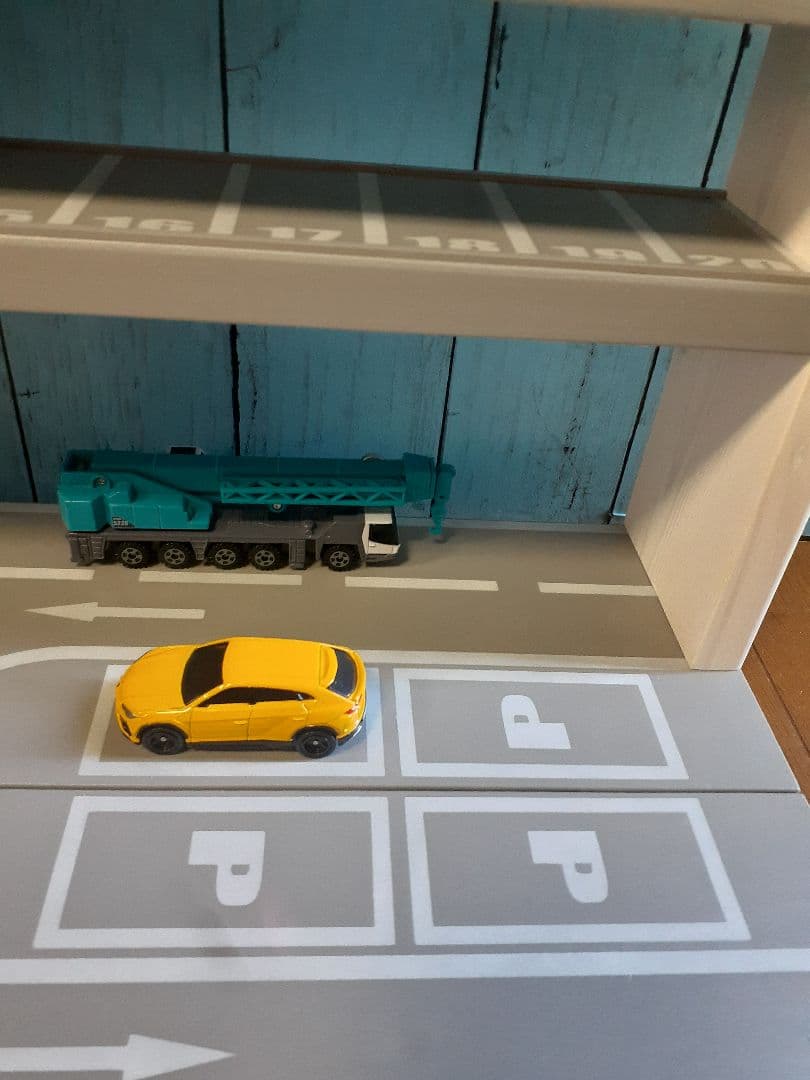 自作ミニカー収納棚9段168台ロータリー交差点付きトミカホットウィール