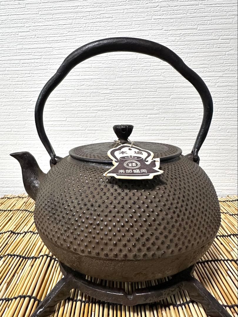 未使用品、タグ付 南部照光堂造 18型アラレ 南部鉄瓶 南部鉄器 鉄瓶