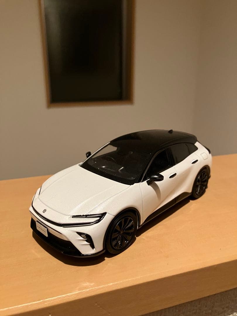 クラウンスポーツ 1/30 ミニカー 白黒 2トーン