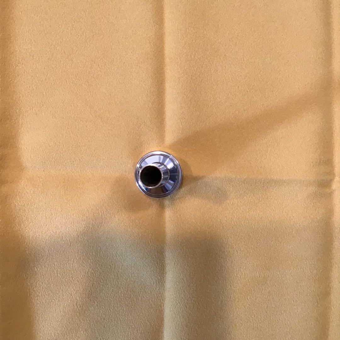 a)アシンメトリック（Asymmetric）トランペットマウスピース