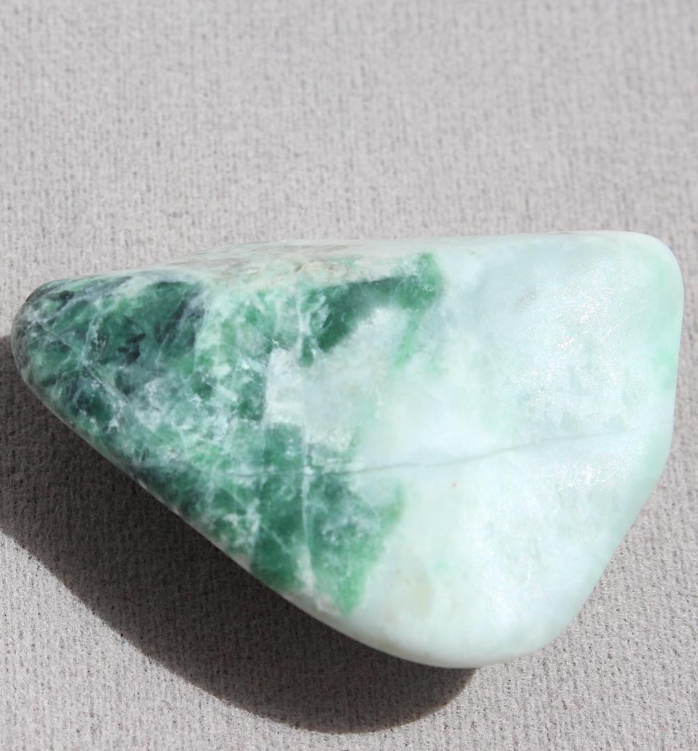 ［コレクション放出品］糸魚川翡翠 原石 26.0g