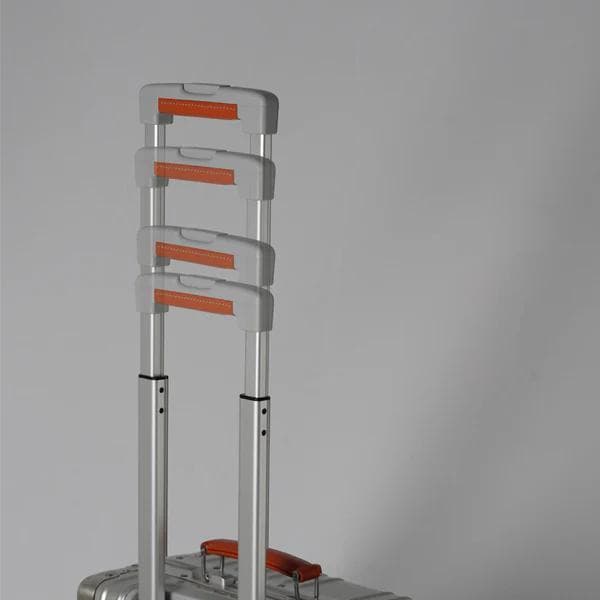 イノベーター アルミスーツケース シルバー INV1811STP キャリーケース