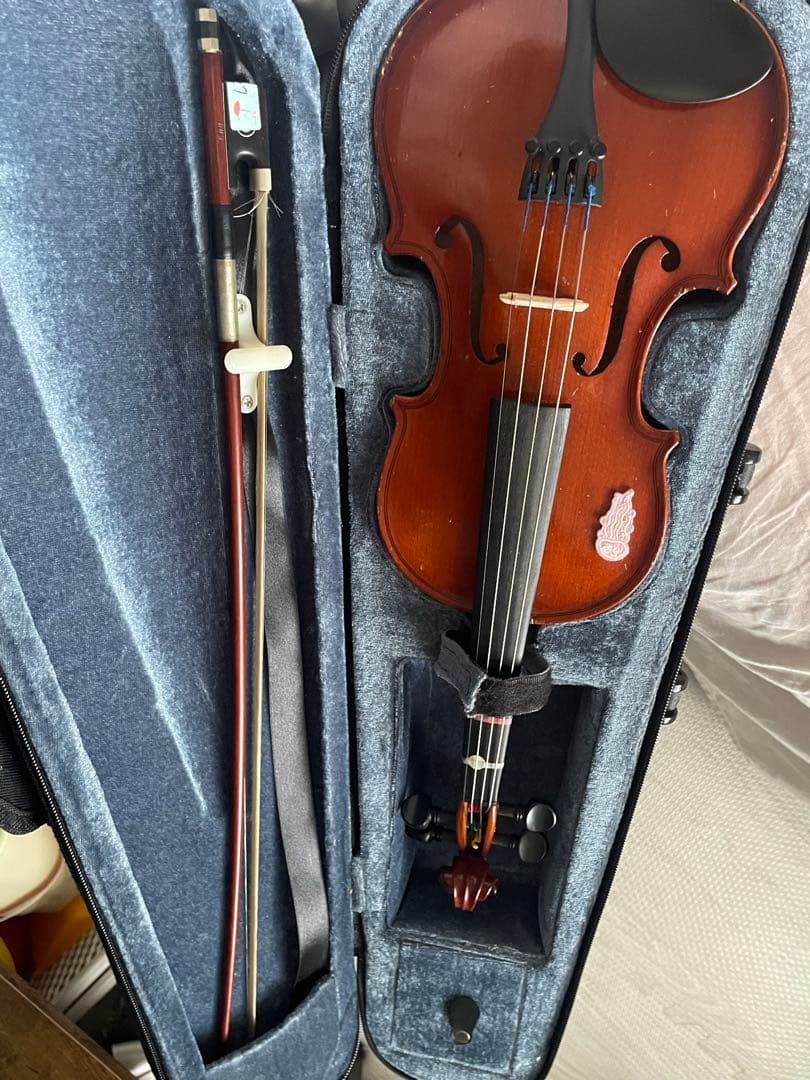 茶色のバイオリンと黒いケース
