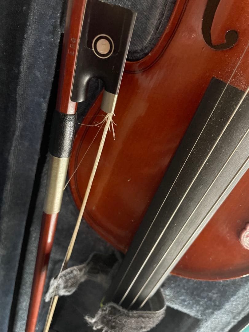 茶色のバイオリンと黒いケース