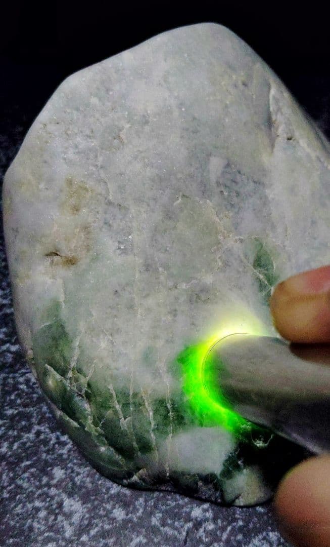 ☆翡翠原石☆糸魚川硬玉【底カット・ロウカン部有・379g】