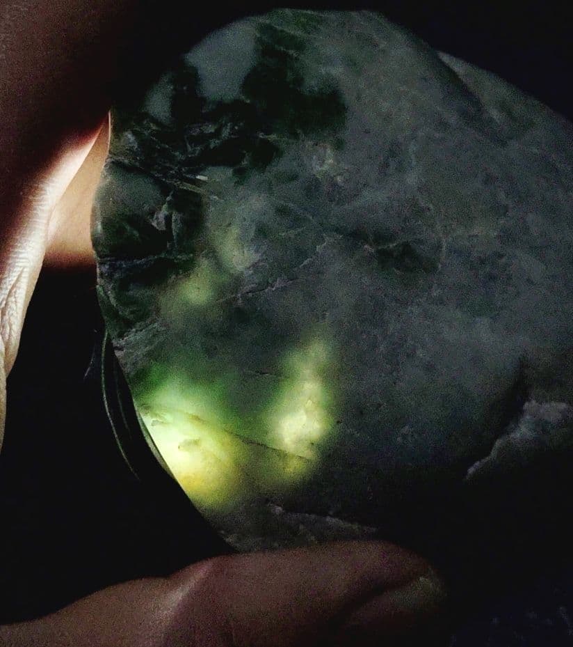 ☆翡翠原石☆糸魚川硬玉【底カット・ロウカン部有・379g】