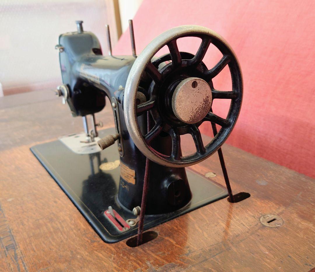 アンティークミシン セール中 スウェーデン製ハスクバーナ