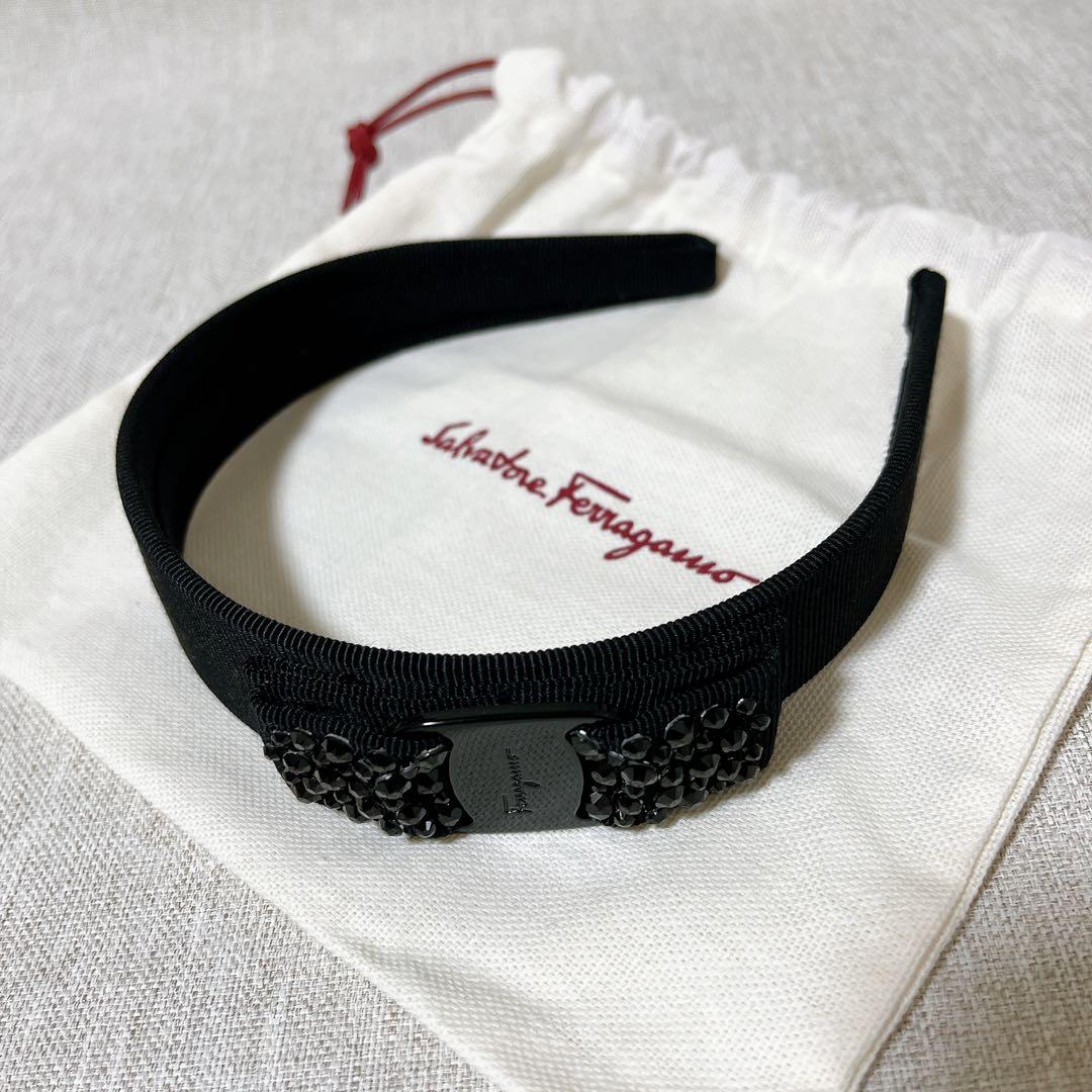 サルヴァトーレフェラガモ ヴァラリボン カチューシャ ビジュ ストーン ブラック