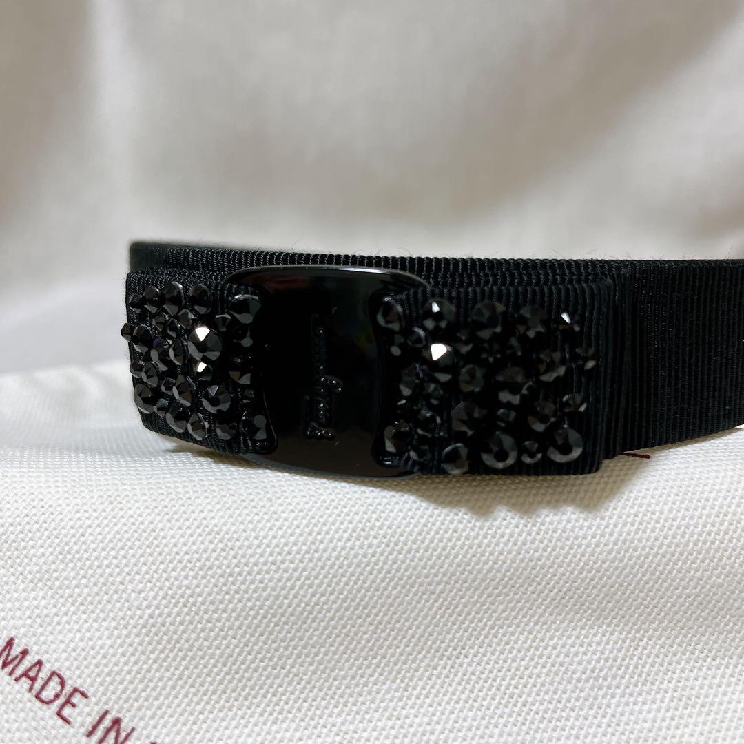 サルヴァトーレフェラガモ ヴァラリボン カチューシャ ビジュ ストーン ブラック