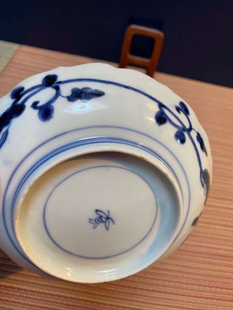 古伊万里　陽刻　染付　八角山水　指差す老人図柄　底印に蜻蛉　五寸皿