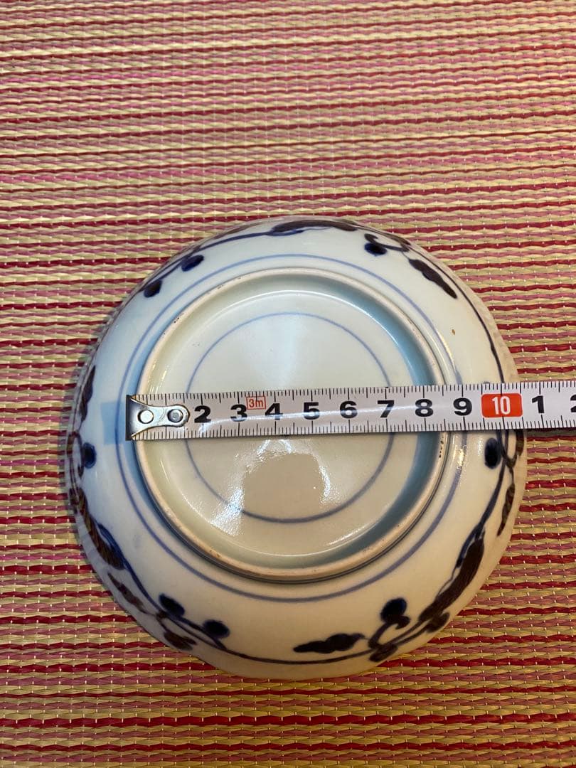 古伊万里　陽刻　染付　八角山水　指差す老人図柄　底印に蜻蛉　五寸皿