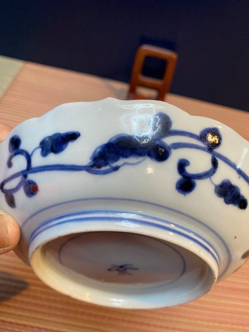 古伊万里　陽刻　染付　八角山水　指差す老人図柄　底印に蜻蛉　五寸皿