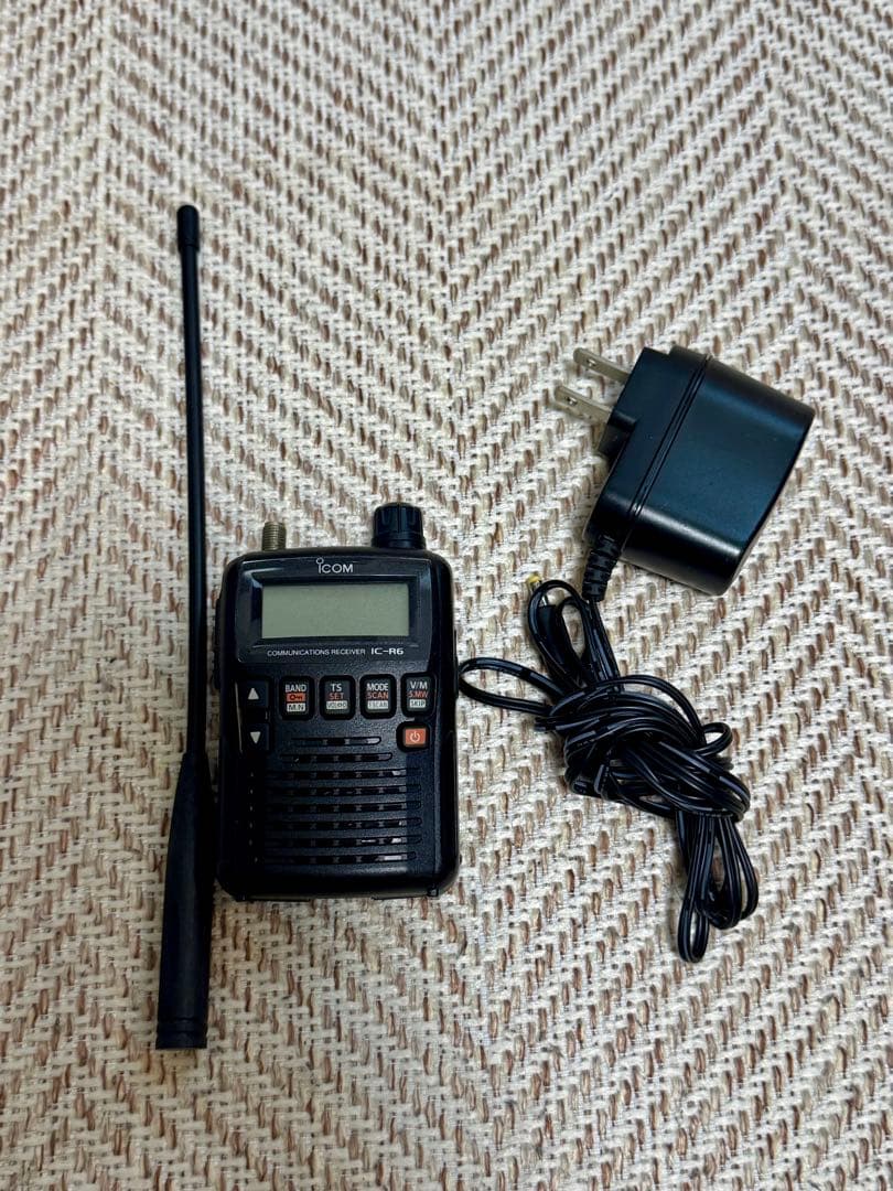 ICOM IC-R6 受信機 充電器付き ICOM IC-R6 受信機 ACアダプター・充電スタンド付き