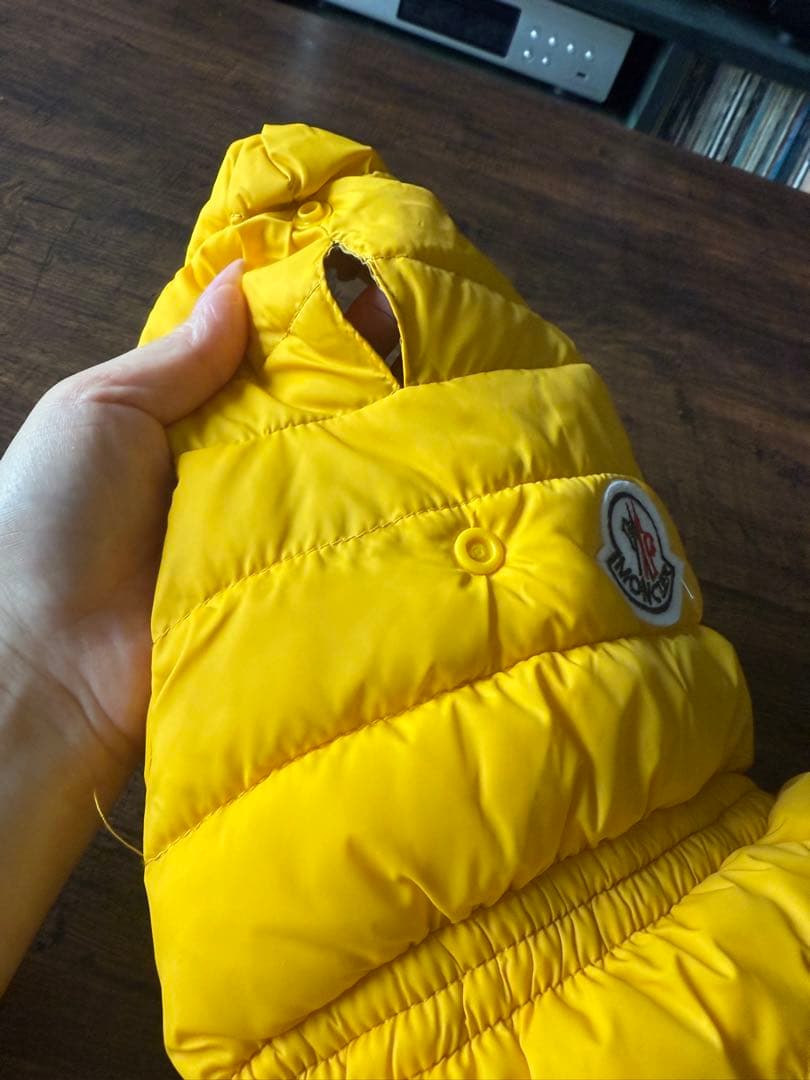 Xmas SALE 注目【美品】MONCLER 犬服 フード付き黄色 小型犬用