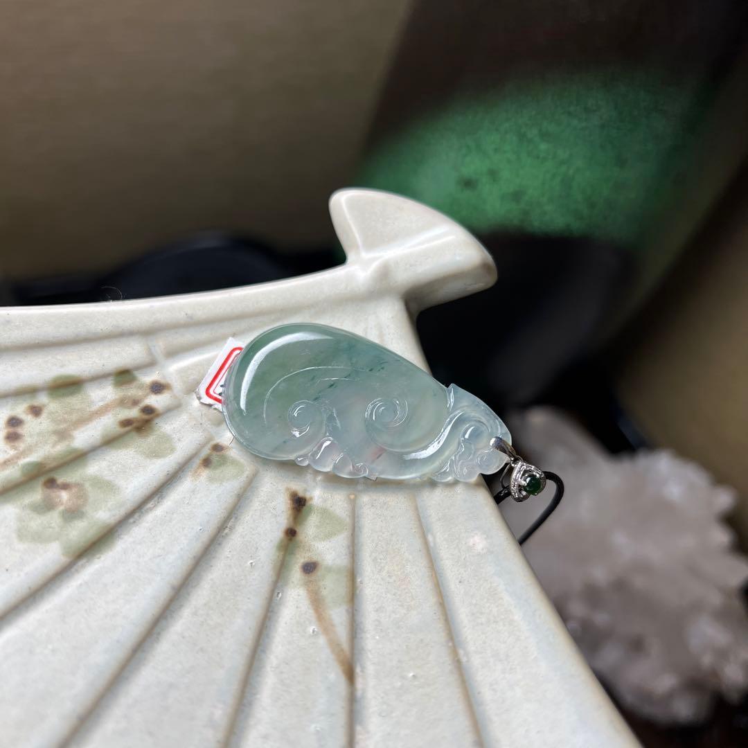 本翡翠、氷種緑花柄如意ネックレス