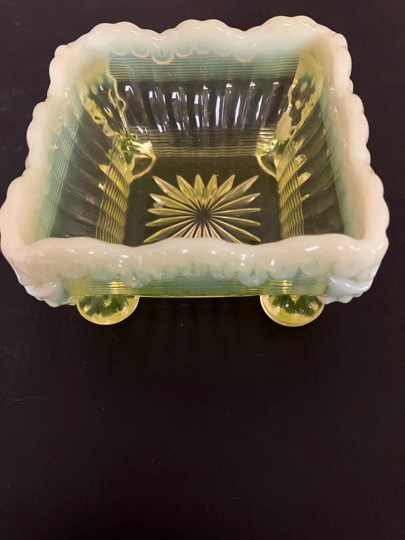 アンテイーク ウランガラス製の四角小物入れ ヴァセリン ガラス