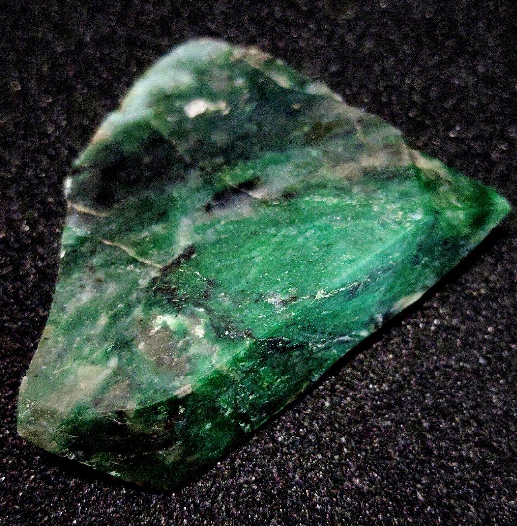 ☆翡翠原石☆糸魚川転石コスモクロア【切り出し0.4㎏】