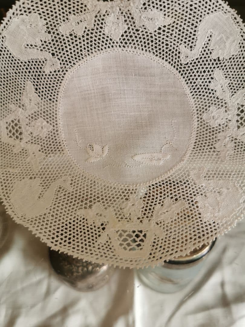 アンティーク ベルギー 蓮の花の蕾と葉の手刺繍 白鳥と水鉢のボビン