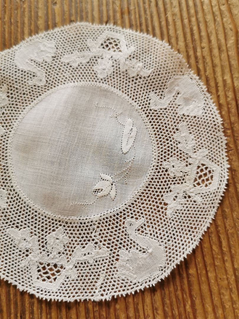 アンティーク ベルギー 蓮の花の蕾と葉の手刺繍 白鳥と水鉢のボビン