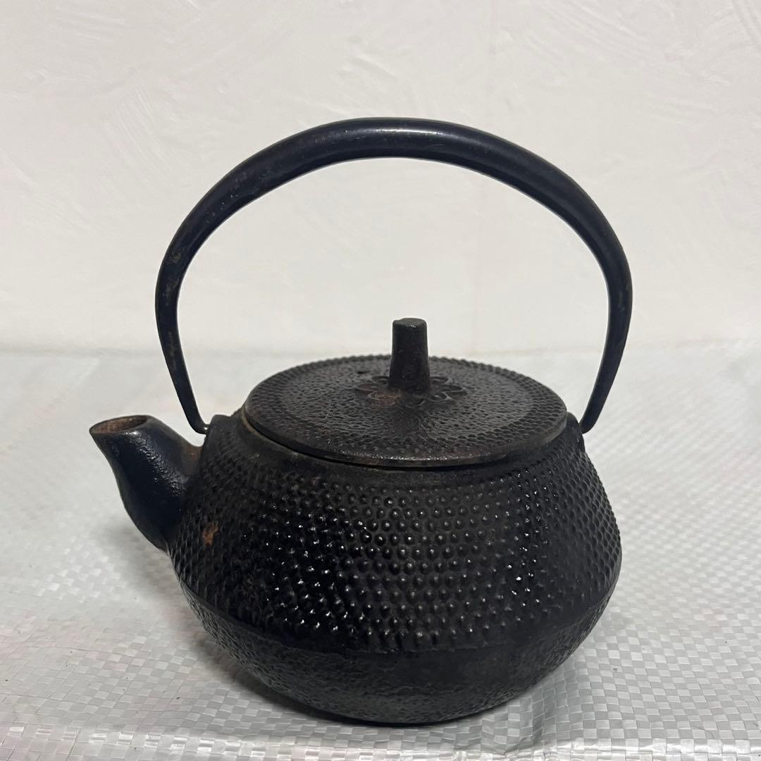 鋳鉄製 鉄瓶 凹凸デザイン 約10cm - メルカリ