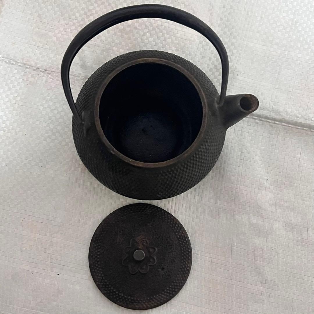 鋳鉄製 鉄瓶 凹凸デザイン 約10cm - メルカリ