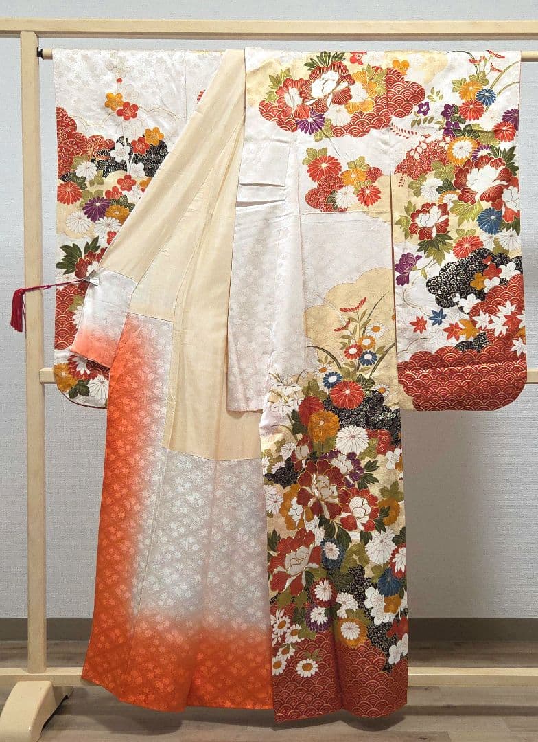 C◇着物くつろぎ 豪華 季節の花々 金彩 金駒刺繍 袷 正絹 成人式