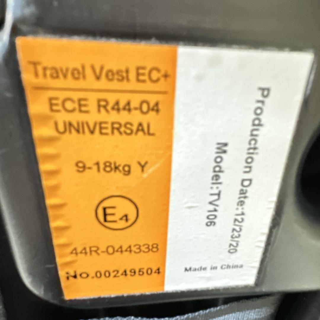 美品・日本育児トラベルベストECプラス チャイルドシート シートベルト専用超軽量
