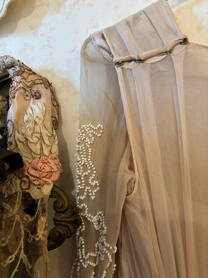 フランスアンティーク 絹シルクのエクリュカラー刺繍入りチュールドレス