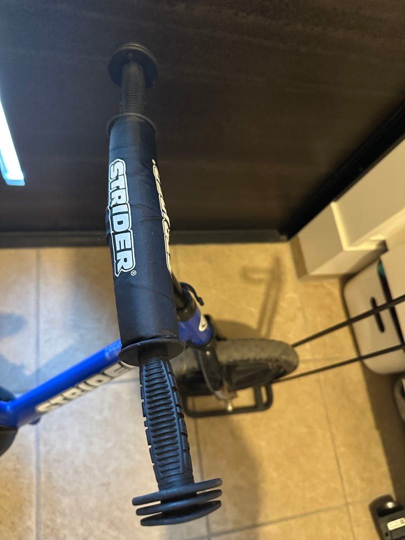 STRIDER 12インチ バランスバイク 青 室内保管 スタンド付き 箱無し