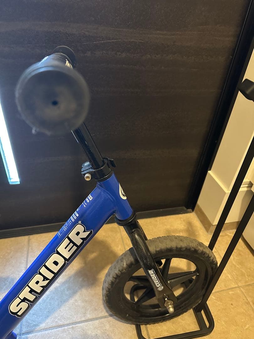 STRIDER 12インチ バランスバイク 青 室内保管 スタンド付き 箱無し