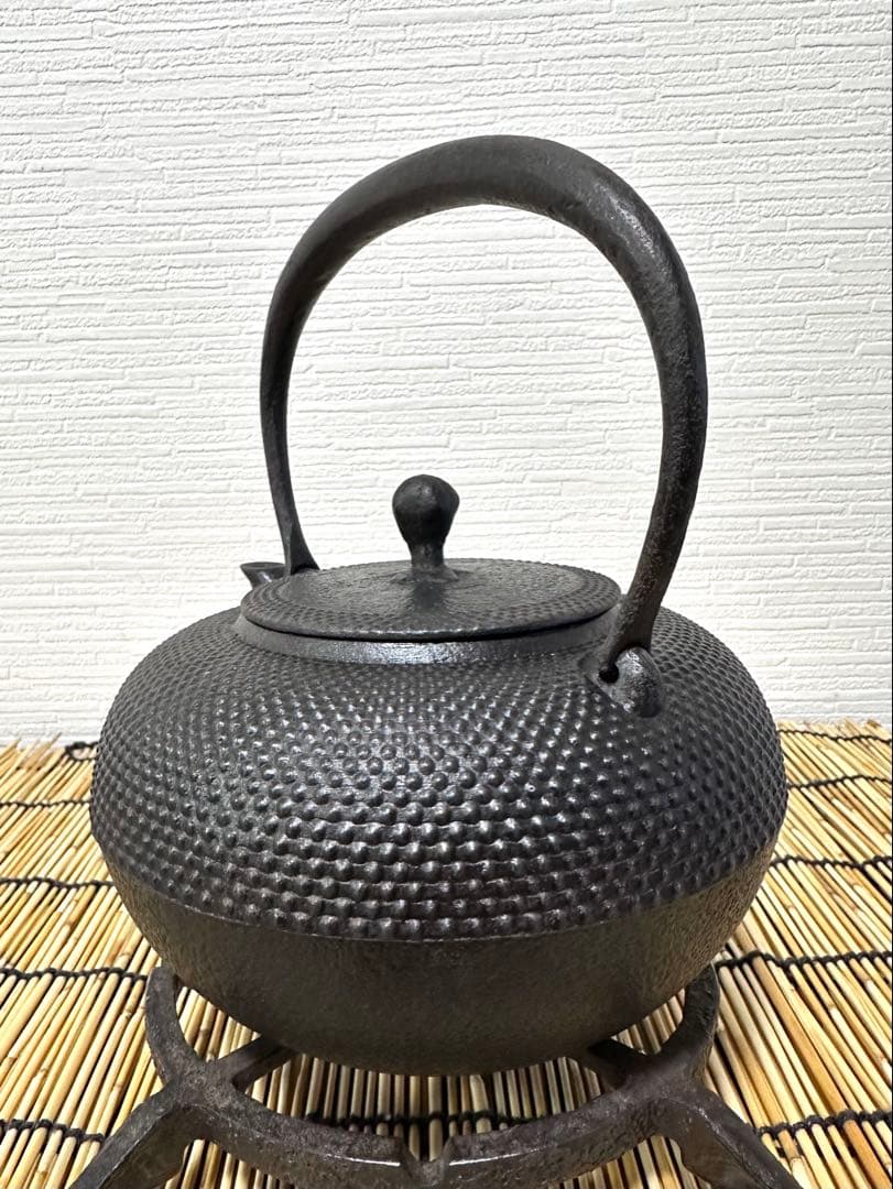 未使用品、タグ付　南部虎山工房前田知行造　１２型　南部鉄瓶　南部鉄器　鉄瓶