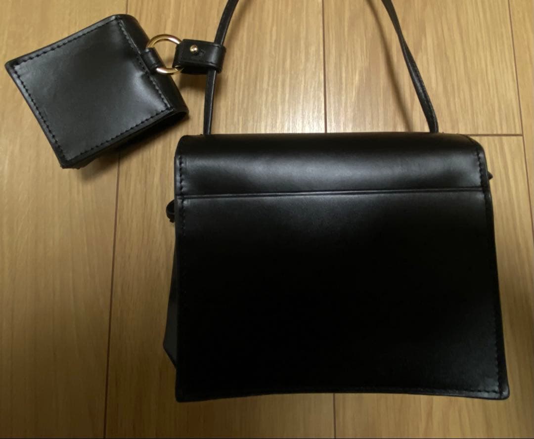 イアパピヨネ　レザー　ミニショルダー　ホース モチーフ　馬　ブラック　チャーム付