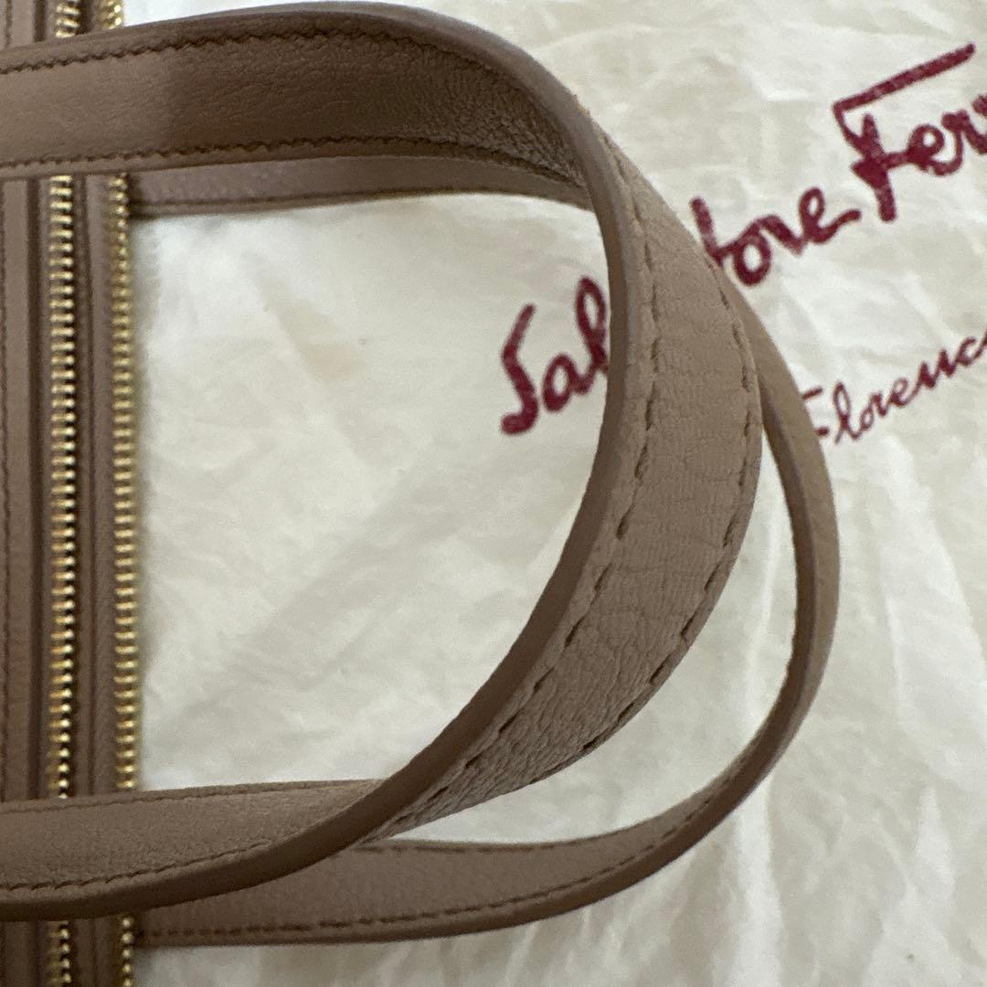 な*a様 フェラガモ　ベージュ レザー ハンドバッグ