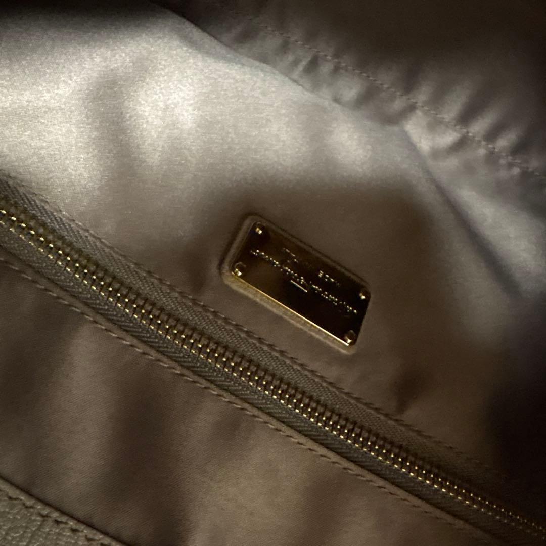 な*a様 フェラガモ　ベージュ レザー ハンドバッグ