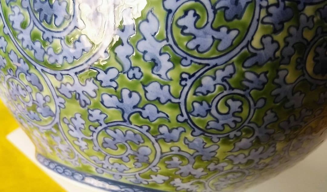 【有田焼】染錦唐草グリーン濃飾り壺(大喜)