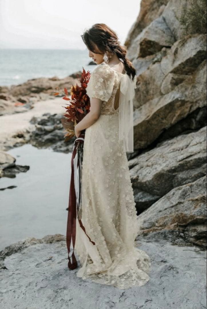 フラワーモチーフクリーム色ウェディングドレス