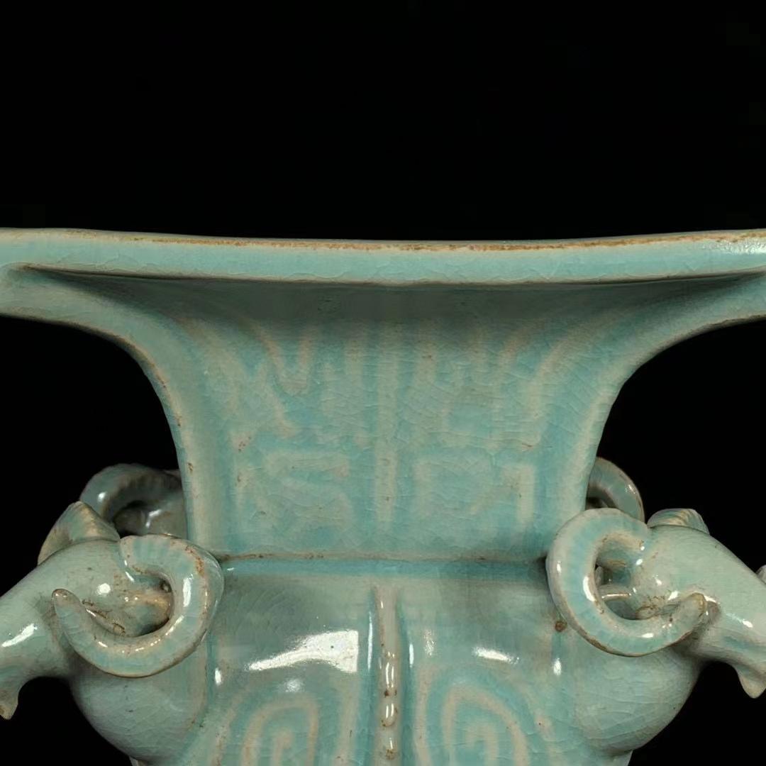 中国古美術・旧蔵の磁器・四羊方尊・16x18cm・書道具・案頭・置物・文房具