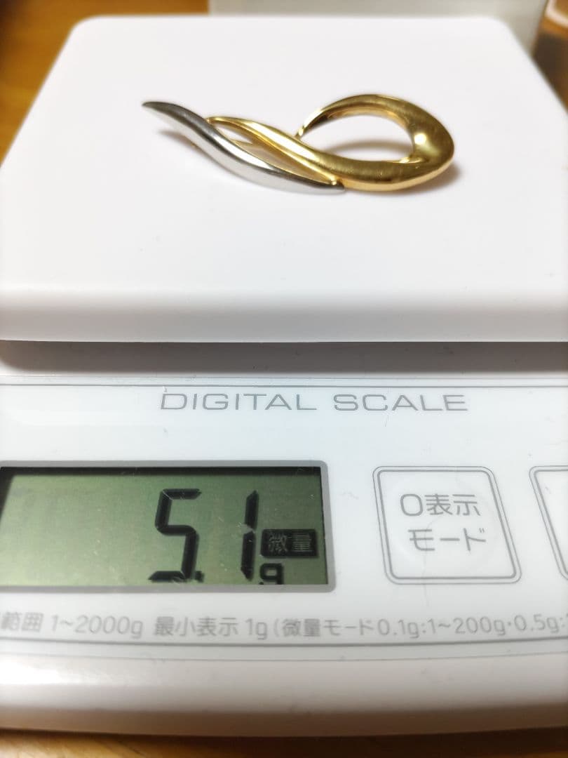 ESTELLE K18とプラチナ流線型ブローチ