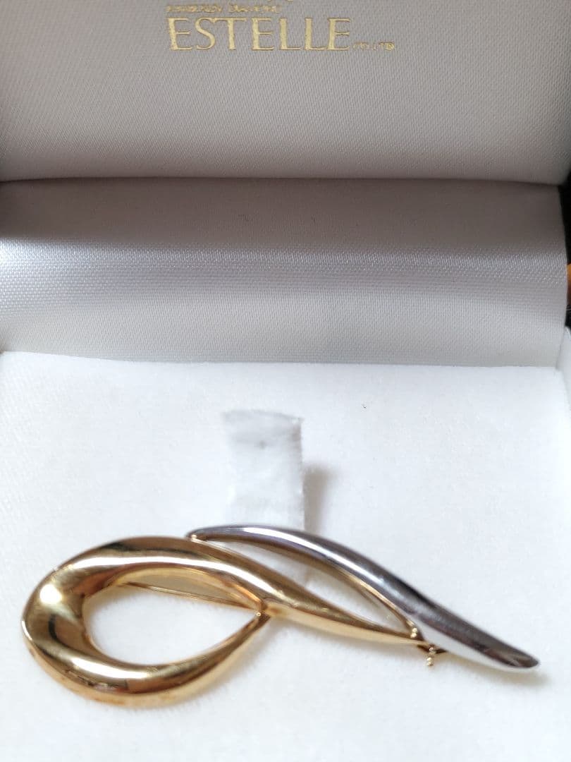 ESTELLE K18とプラチナ流線型ブローチ