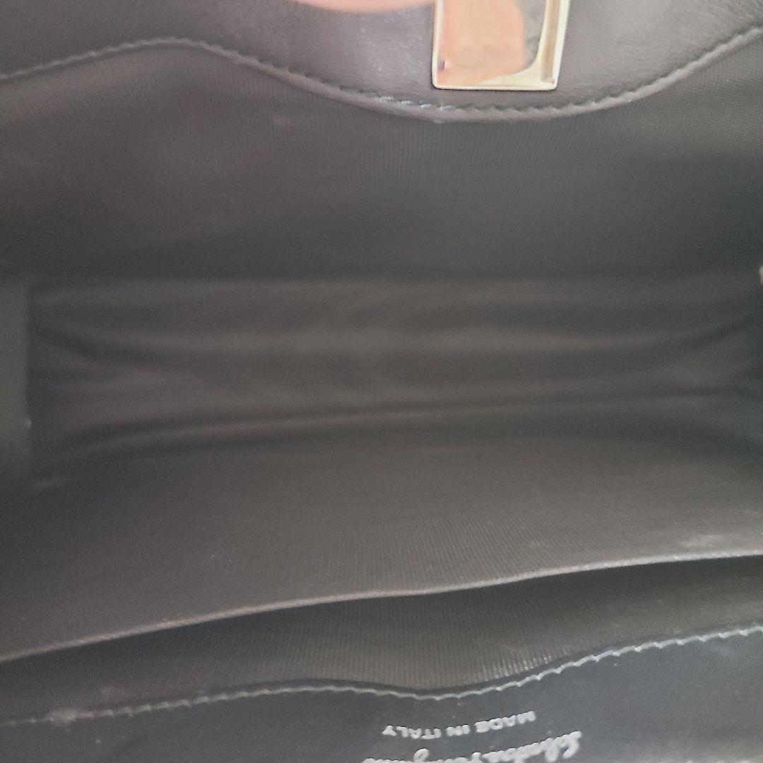 フェラガモ　ヴァラリボン　チェーンショルダーバッグ　2way パテントレザー　黒