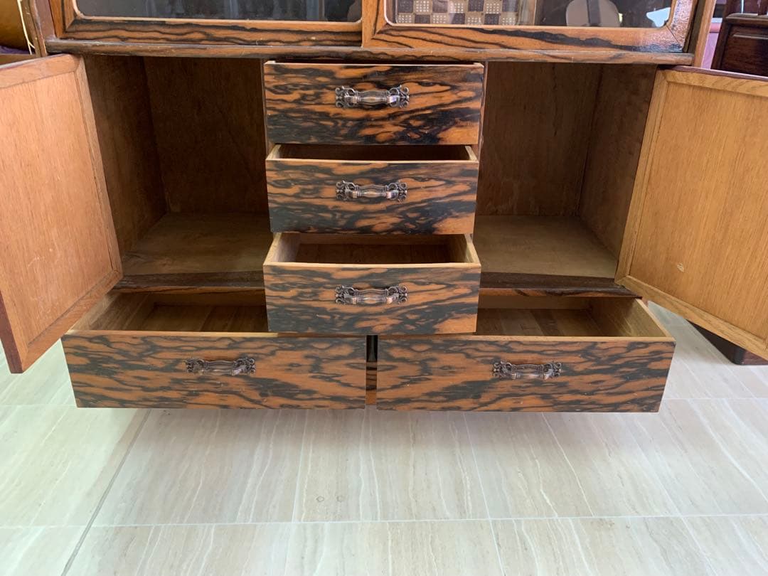 木製ガラス扉収納棚 和モダンな茶箪笥 虎斑模様 黒柿 アンティーク家具