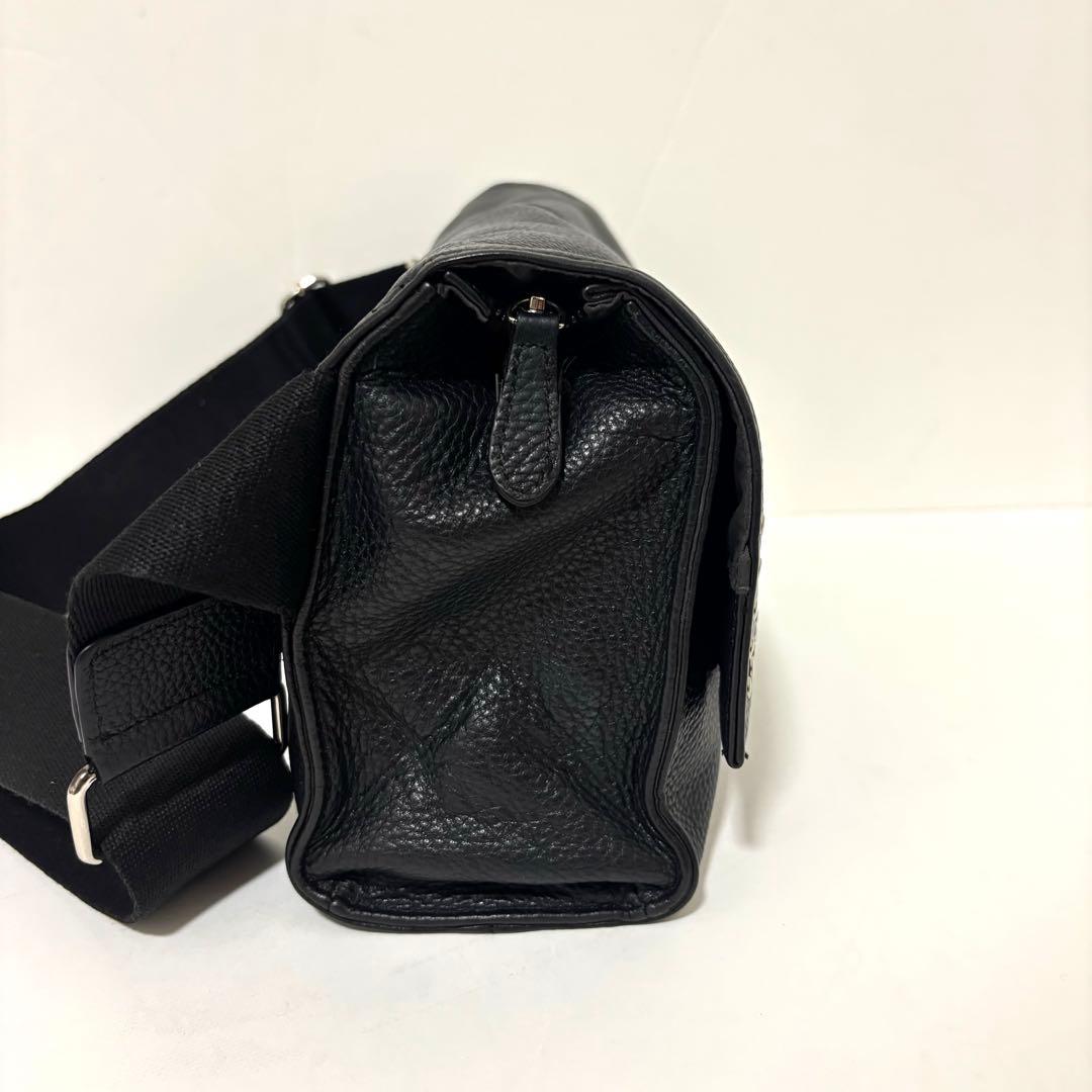 イアパピヨネ ワイドテープ ショルダーバッグ スタッズ ブラック