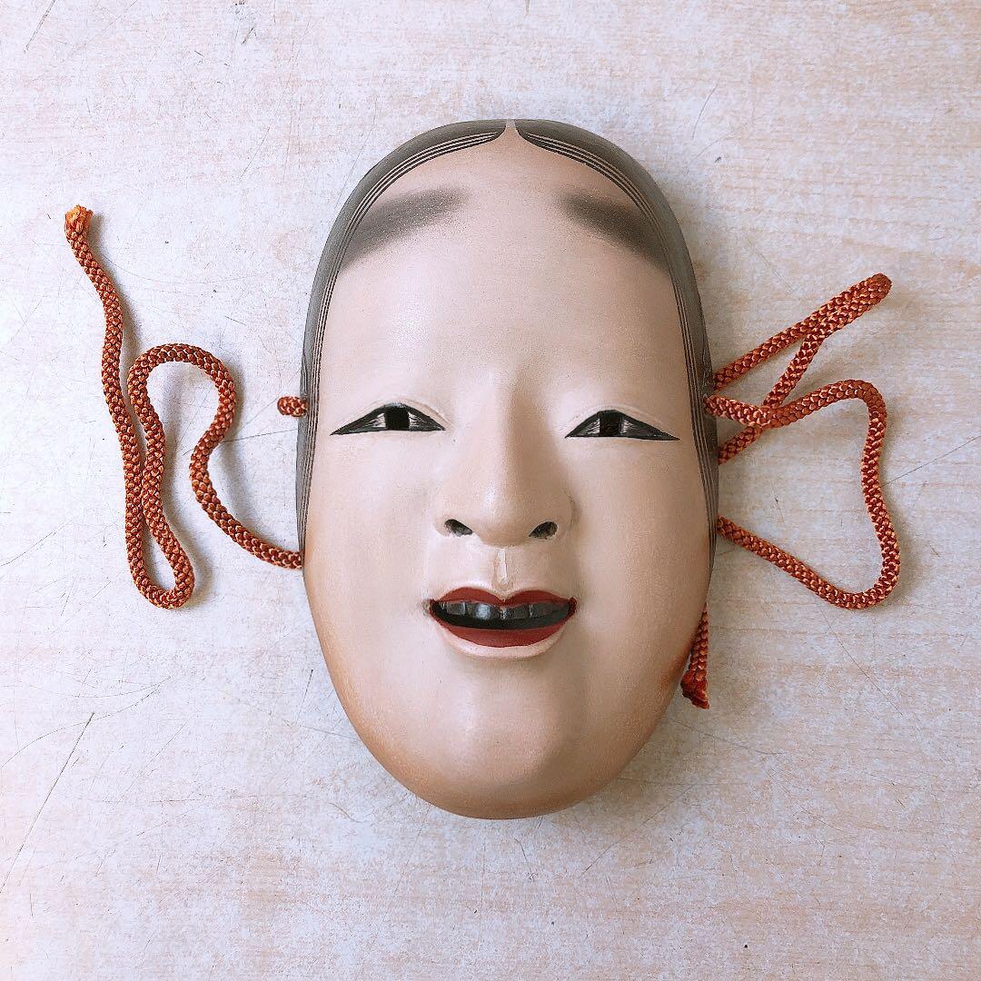 や*ろ様 能面 小面 木彫り 木箱入 女性面 舞台小道具 工芸
